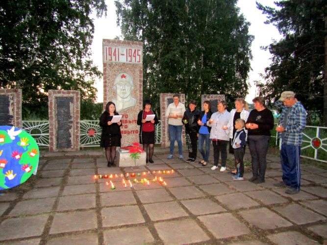 В Парке Победы в Коме  прошел митинг "Свеча памяти